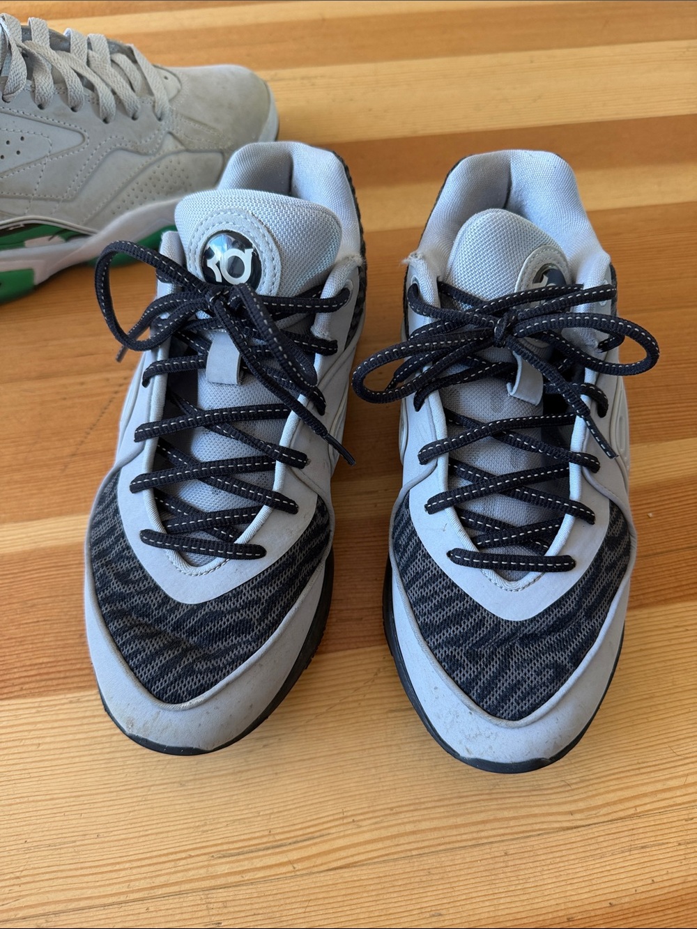 Bundle 2 pairs Nike air athletic court shoes - Picture 2 of 14